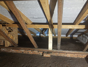 Zateplení stropu rodinného domu pomocí foukané izolace